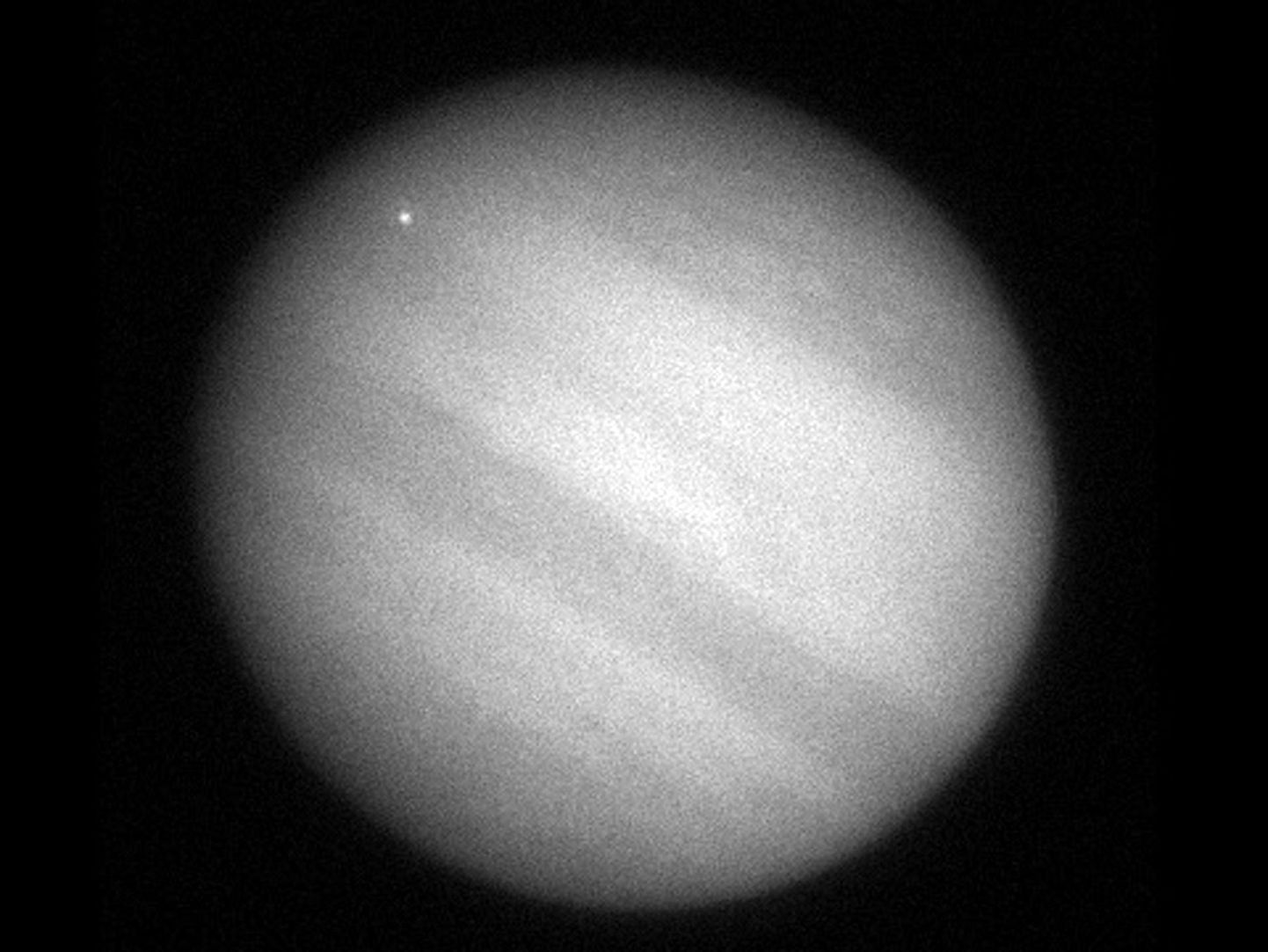 Amatöörastronoomi Anthony Wesley tehtud foto Jupiterist. Vasakul ülal on näha sähvatust