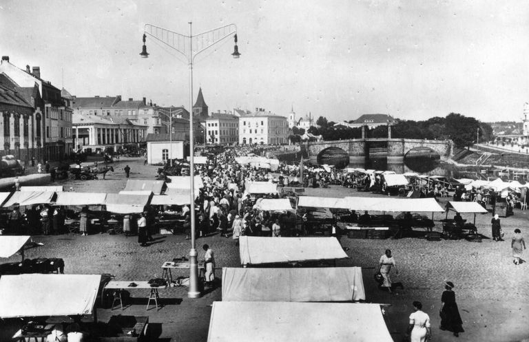 Turg Emajõe paremkaldal kaubahoovi ja pritsimaja ees umbes 1937.