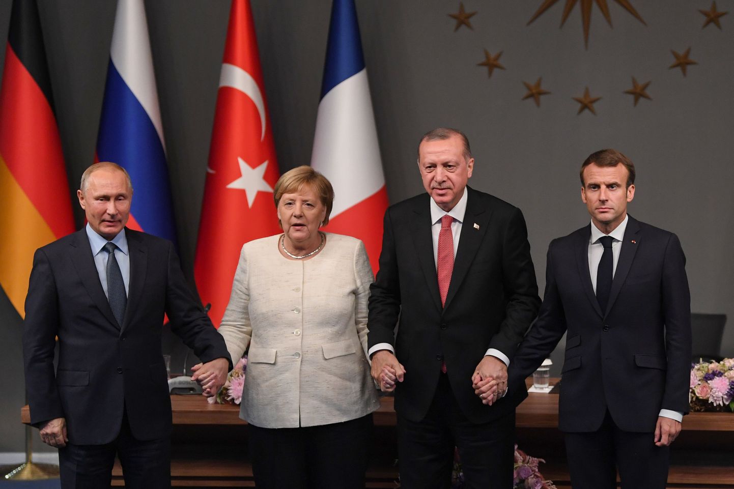 Владимир Путин, Эммануэль Макрон, Ангела Меркель и Реджеп Тайип Эрдоган на саммите в Стамбуле.