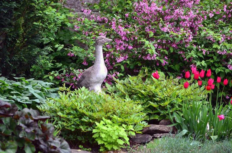 Kui elusaid linde parasjagu aias toimetamas pole, asendavad neid kivist alternatiivid. / Foto: erakogu