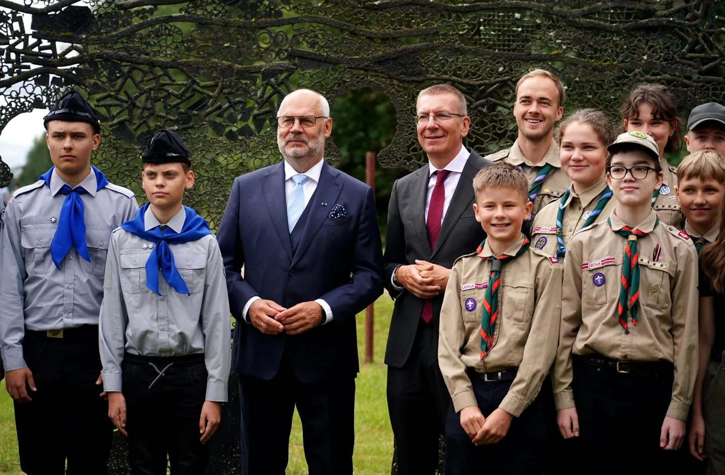 Igaunijas prezidents Alars Kariss (centrā) un Latvijas prezidents Edgars Rinkēvičs fotografējās ar Latvijas un Igaunijas skautiem un gaidām Baltijas ceļa 35. gadadienai veltītajā pasākumā uz Latvijas-Igaunijas robežas robežpunktā "Unguriņi-Lilli".