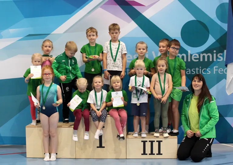 Spordiklubi Traps kõige pisemad (konnahüpetes osalejad) koos treener Karin Joalaga.