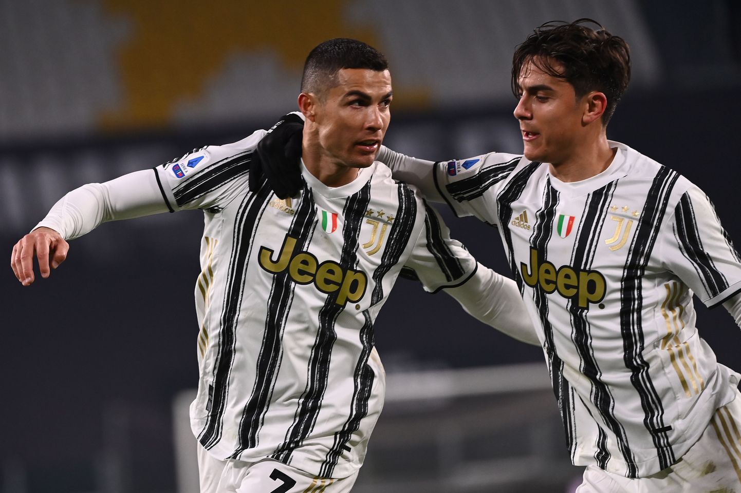 Paulo Dybala (paremal) oli üks kolmest Juventuse mängijast, kes reegleid rikkus. Tiimi suurim täht Cristiano Ronaldo (vasakul) on käitunud eeskujulikult.