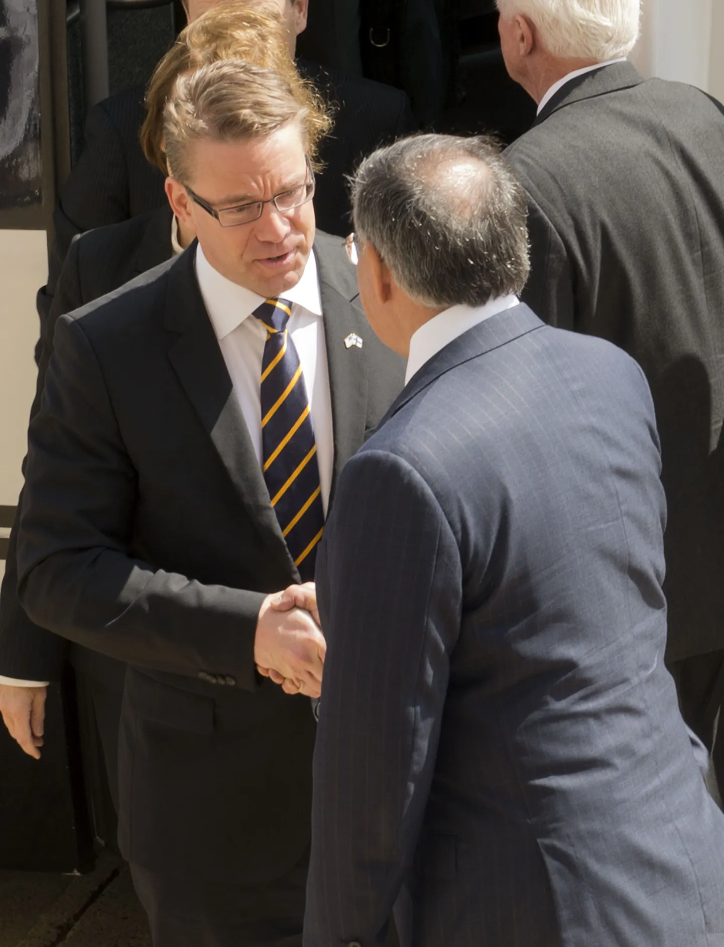 Soome kaitseminister Stefan Wallin kätleb USA kaitseministri Leon Panettaga (paremal).