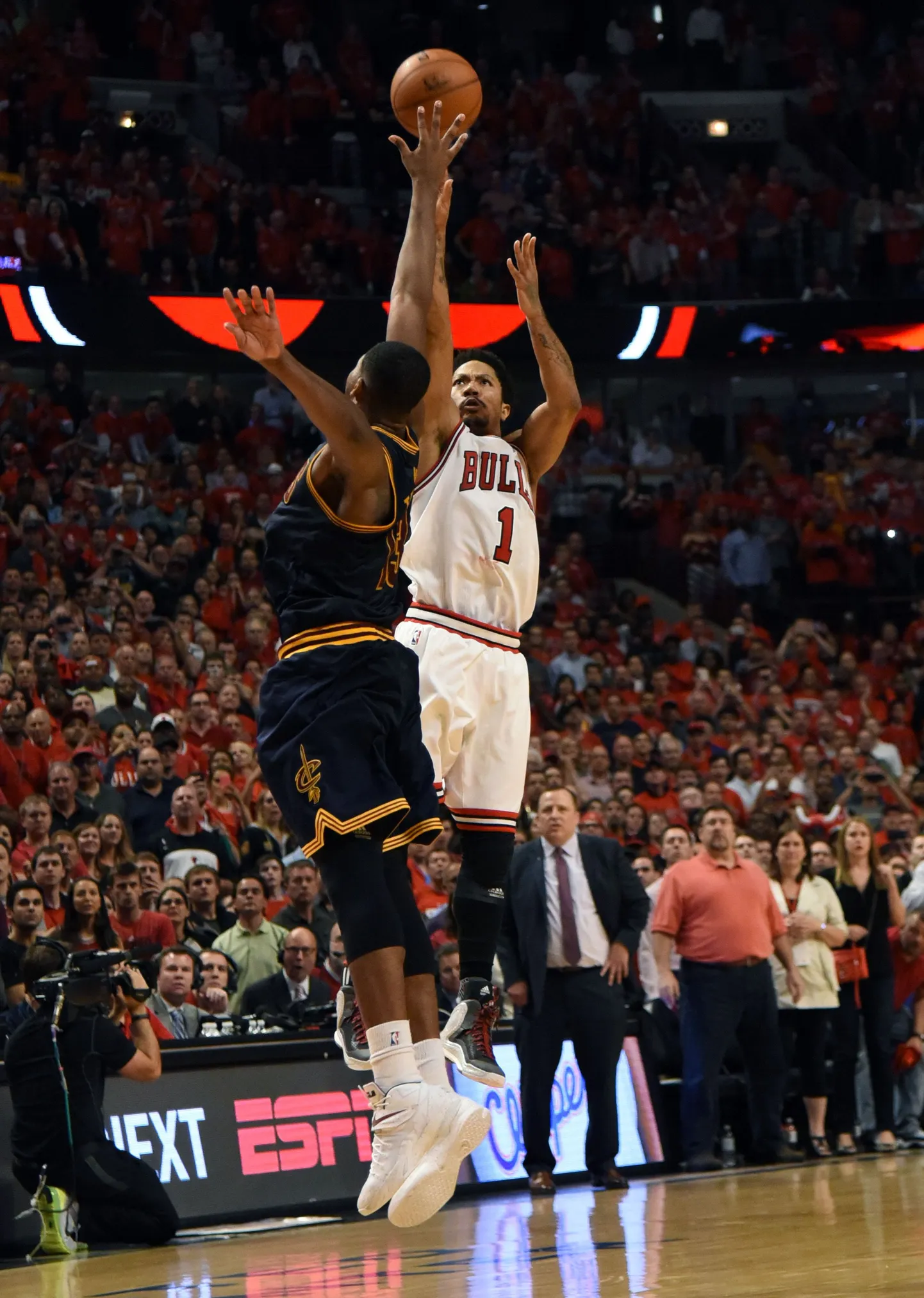 Derrick Rose (valges) võiduviset sooritamas.