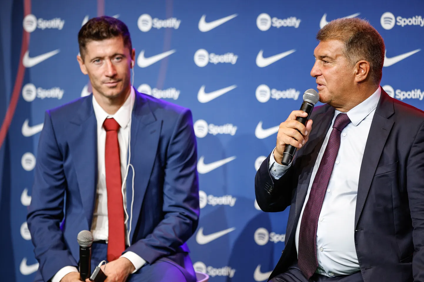 Barcelona presidendi Joan Laporta (paremal) sahker-mahker ei läinud läbi ja seetõttu ei saa Robert Lewandowski hetkeseisuga Barcelonat liigas aidata. Lisaks tuleb maksta ka parajalt pirakas maks.