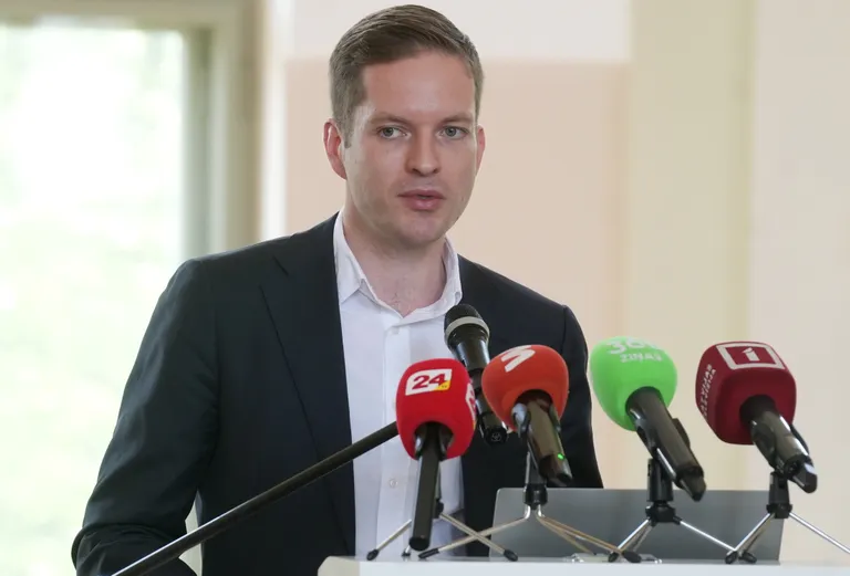Rīgas investīciju un attīstības aģentūras direktors Fredis Bikovs piedalās preses konferencē Latvijas Nacionālajā mākslas muzejā, kurā informē par "Rīgas Mākslas nedēļu".