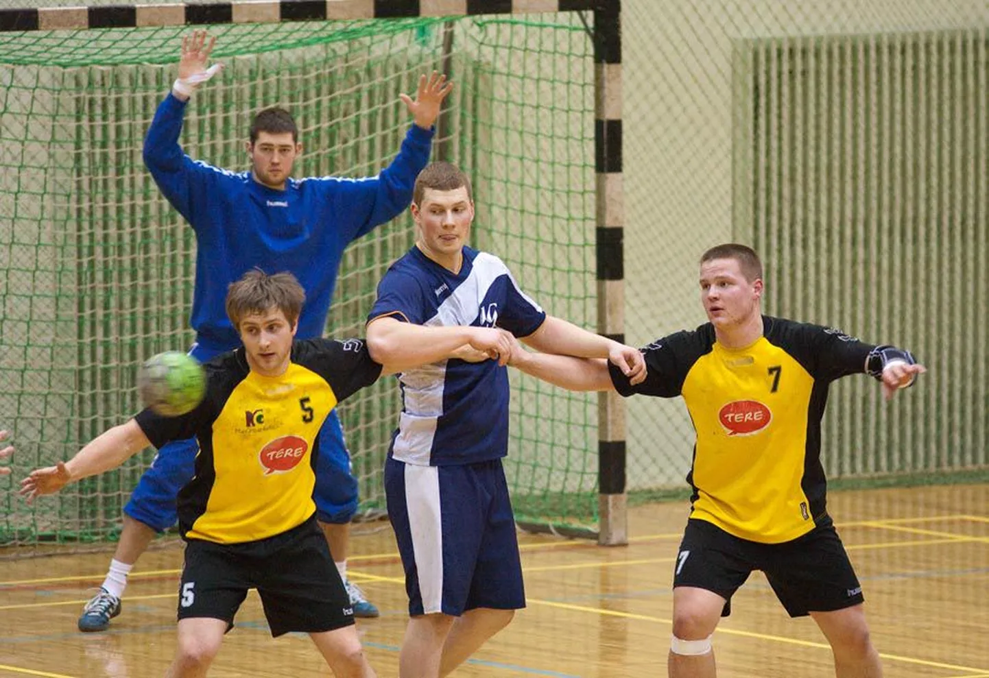 Viljandi HC sai võõral väljakul raske võidu, alistades meistrivõistluste veerandfinaalseeria kolmandas vastasseisus Aruküla. Viljandlaste suurim väravakütt oli Kristo Voika (paremal) kaheksa tabamusega. Pilt on tehtud mängust Tallinna käsipallikooliga.