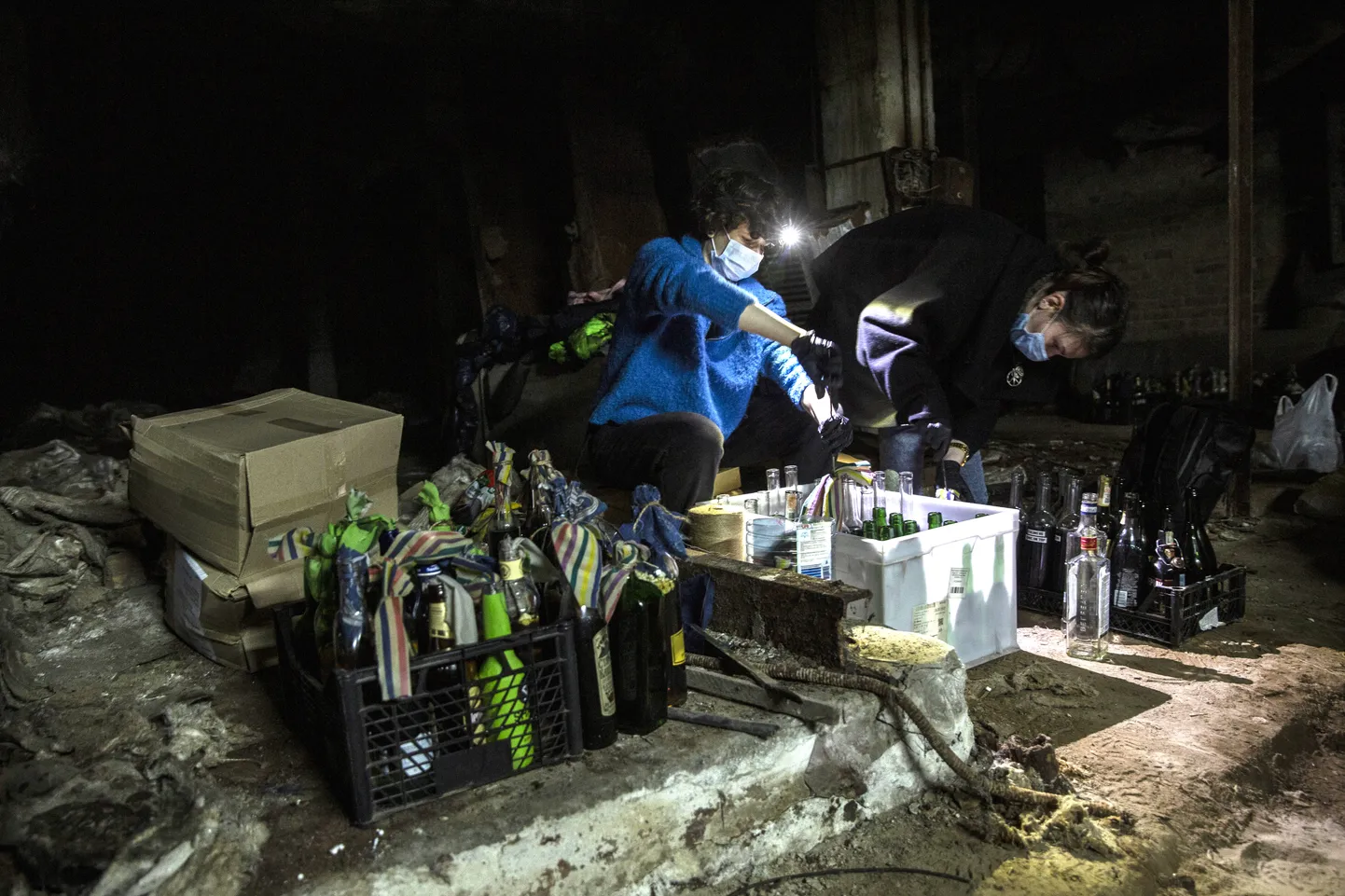 Ukrainas iedzīvotāji taisa Molotova kokteiļus.