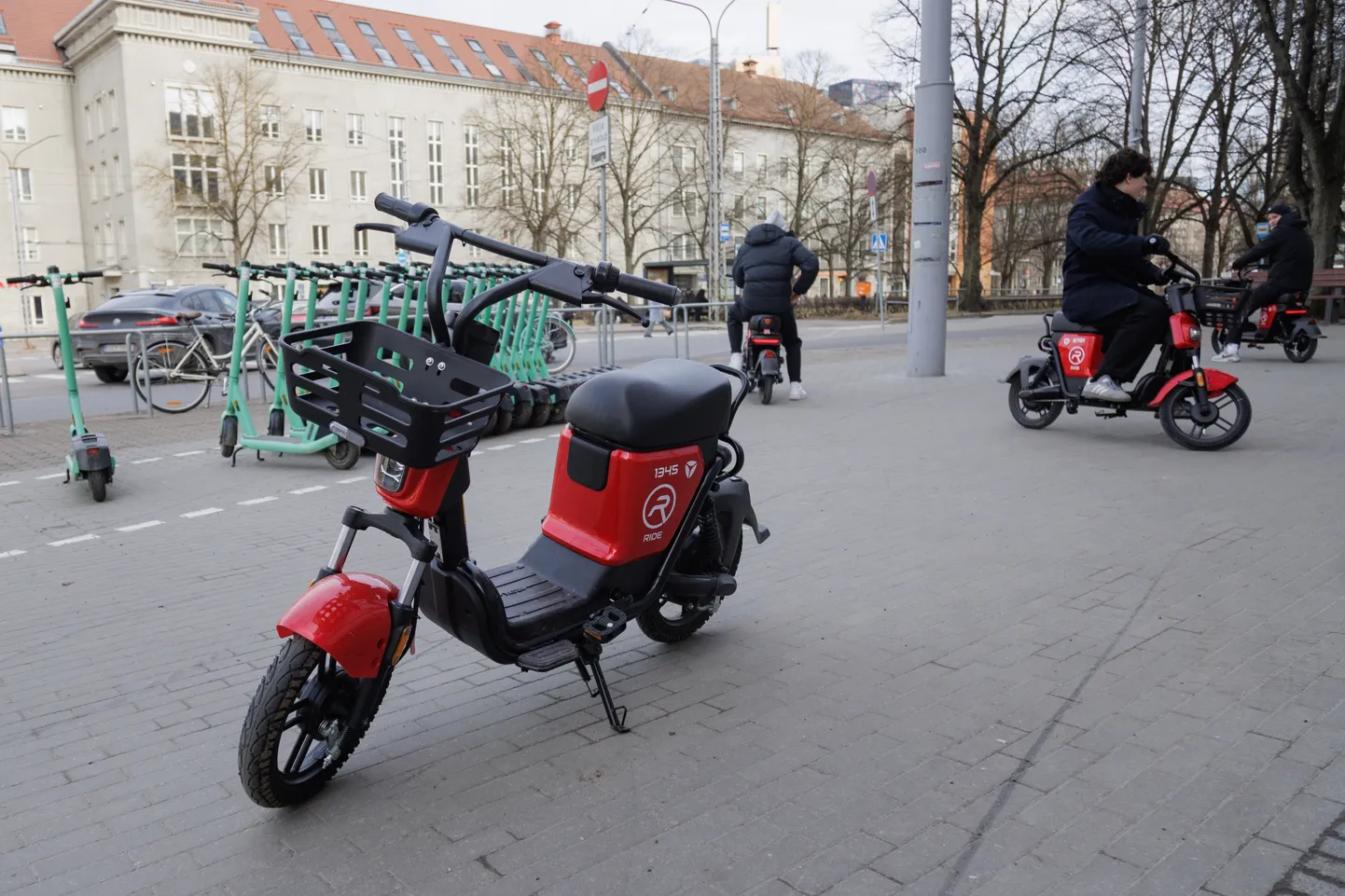 Красные арендные мини-мопеды латвийской компании Ride Mobility появились на улицах Таллинна в последнюю неделю марта, и вскоре возникли проблемы. Сейчас компания сосредоточена на решении этих проблем и пока не планирует расширяться на другие города Эстонии.