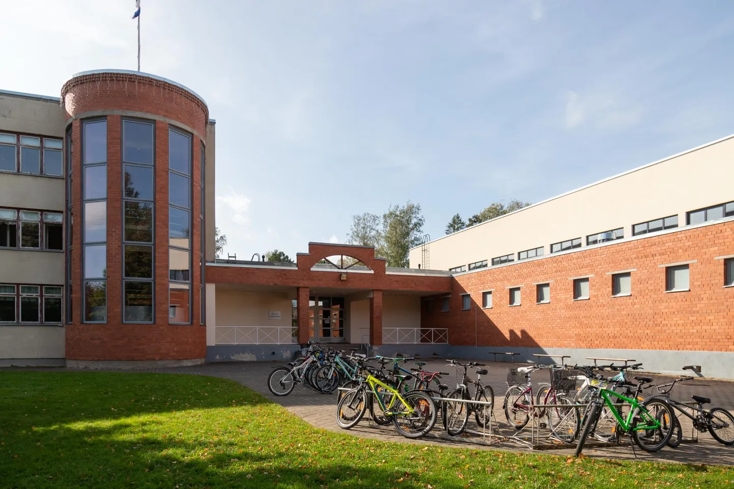 Tarvastu koolimaja on amortiseerunud ja selle uuendamiseks otsitakse raha.
