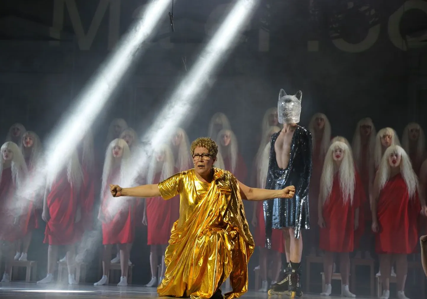 Царь Сависаар (Марика Ваарик), Фурия (Расмус Кальюярв) и Хор в грандиозном финале спектакля.