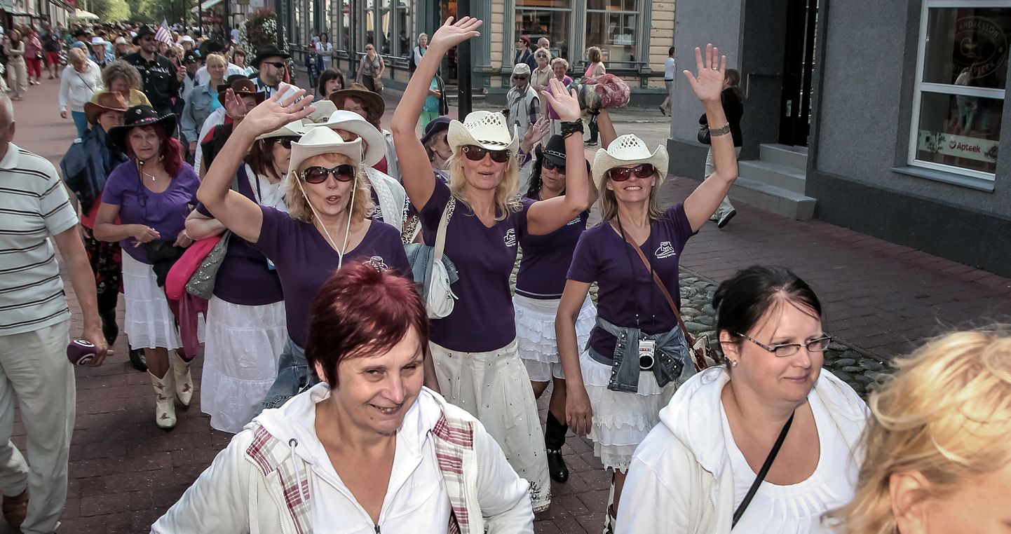 Pikas rivis on tantsu lödud Pärnus Rüütli tänavalgi, kuid Guinnessi rekordi vääriline sooritus tehti kümme aastat tagasi ära kitsal külavaheteel. Arhiivifoto.