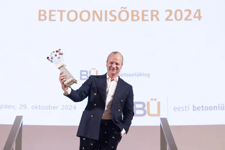 Oliver Soometsale «Betoonisõbra» auhinna üleandmine Tallinna Tehnikaülikooli aulas 29. okt 2024.