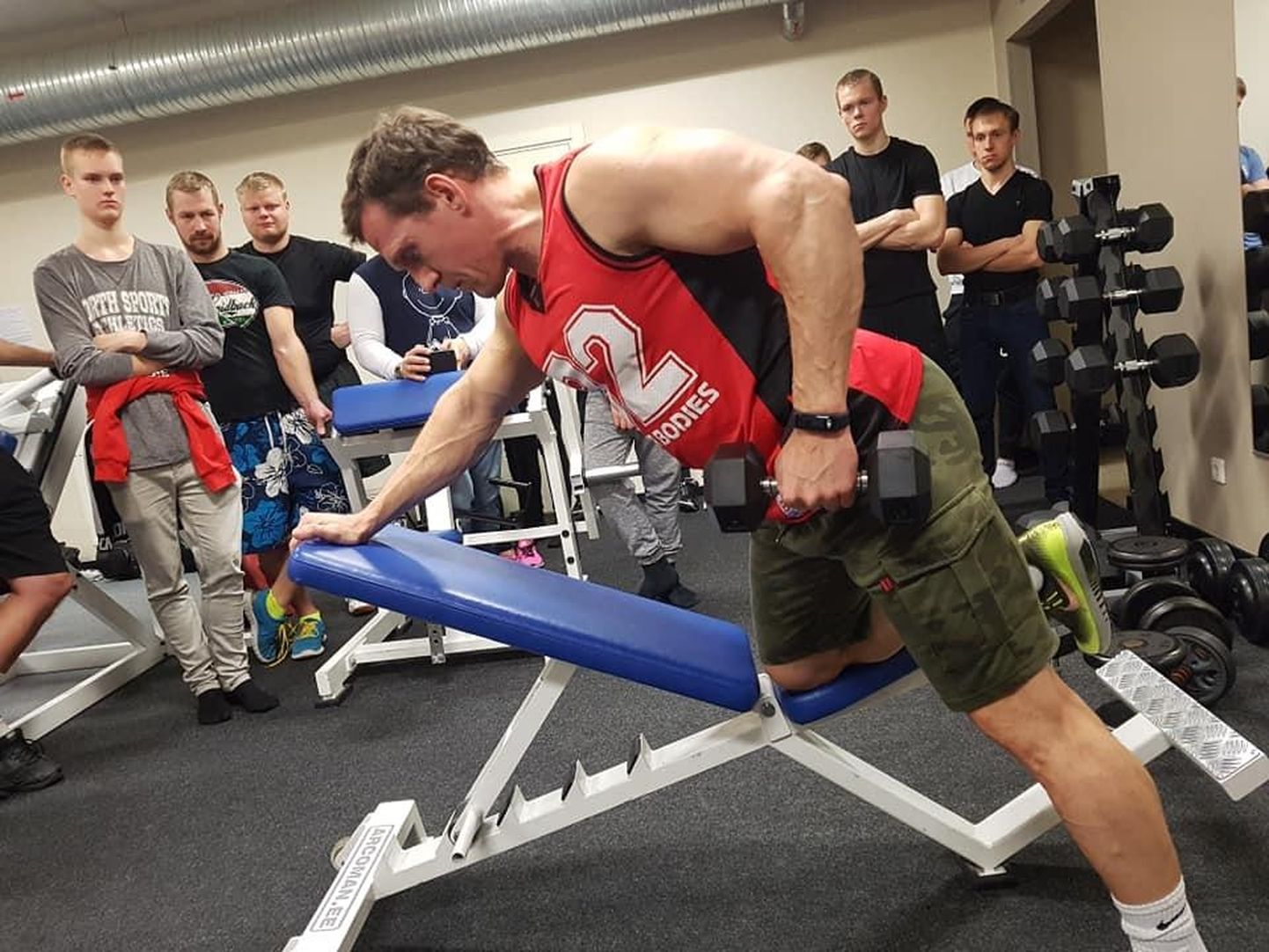 Kulturist Ott Kiivikas näitas koolitusel, et treeningutel ei pea kasutama kõige keerulisemaid masinaid ja õigeid lihasgruppe saab treenida ka lihtsate harjutustega.