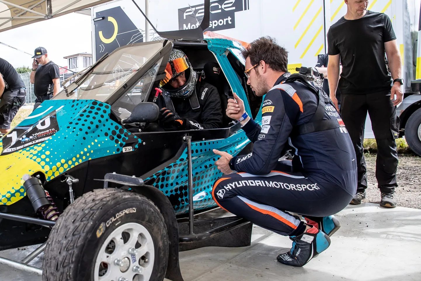 Julien Ingrassia saamas Thierry Neuville'ilt juhtnööre, kuidas tema firma krosskarti paremini ohjata.