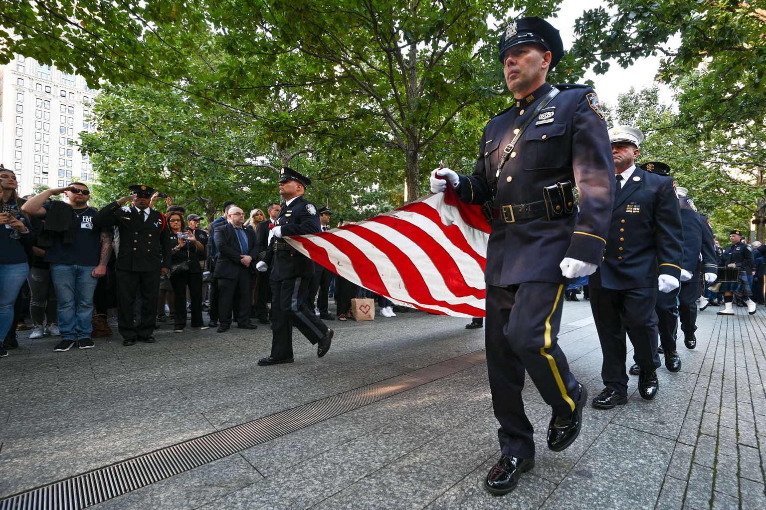 New Yorgi politseinikud septembrirünnakute mälestusüritusel Ühendriikide lippu kandmas.
