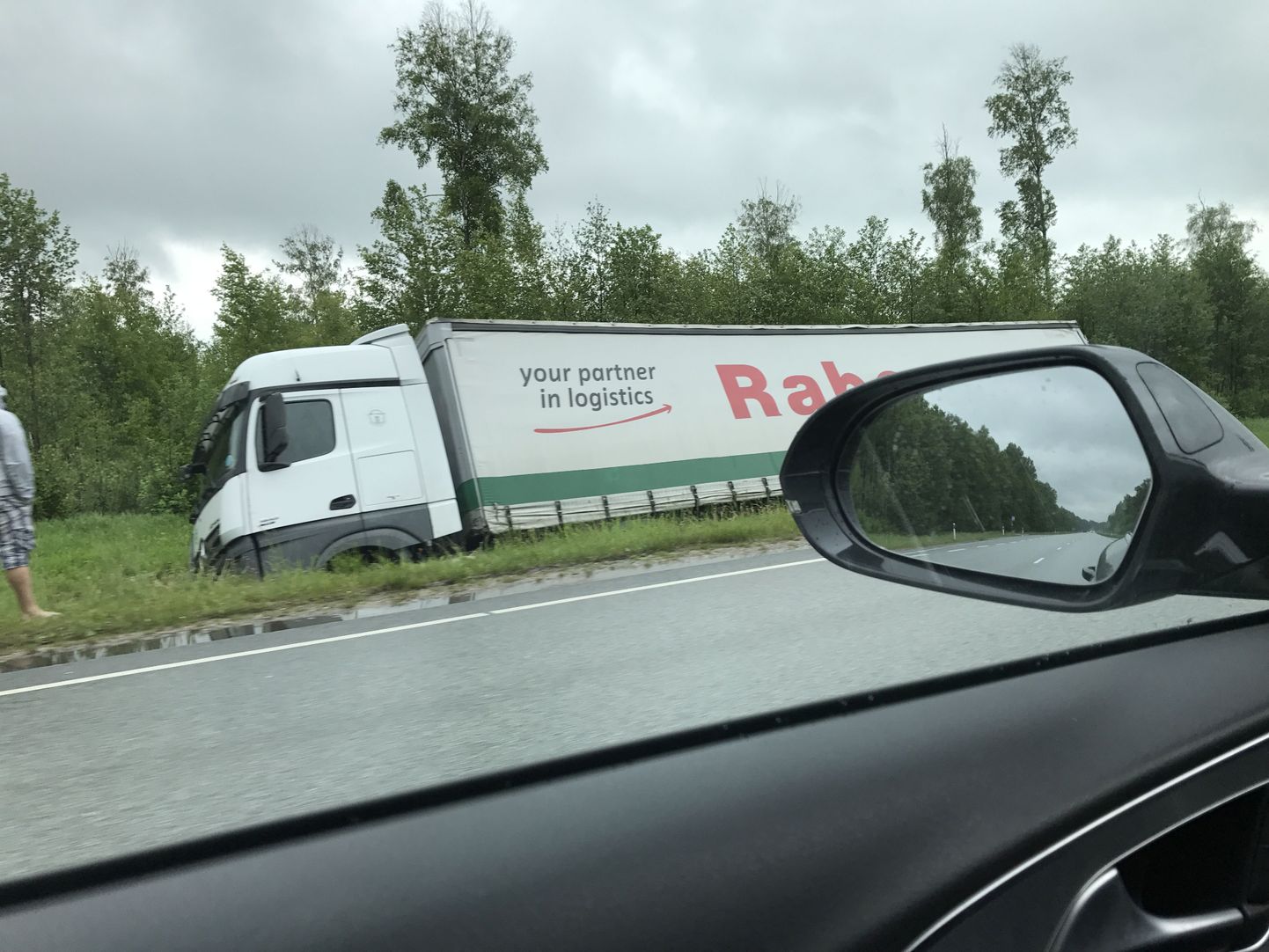 Avarii Pärnu-Tallinna maanteel.