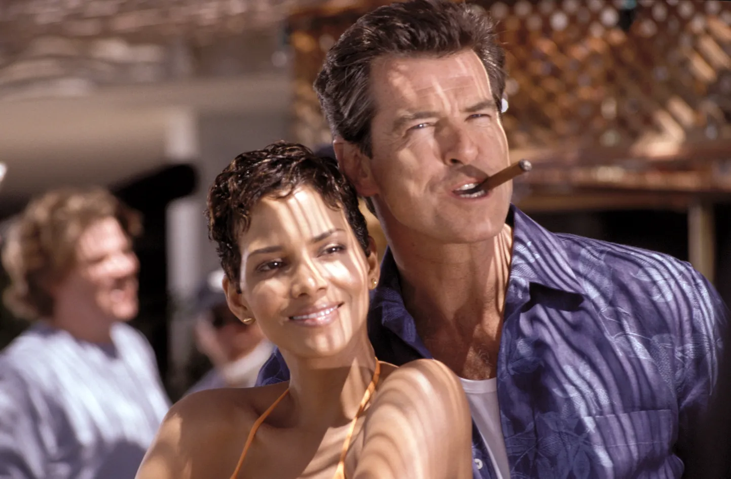Pierce Brosnani viimane Bondi film oli «Agent 007: Surra veel üks päev» (2002). Bondi-tüdrukut kehastas filmis Halle Berry (vasakul).