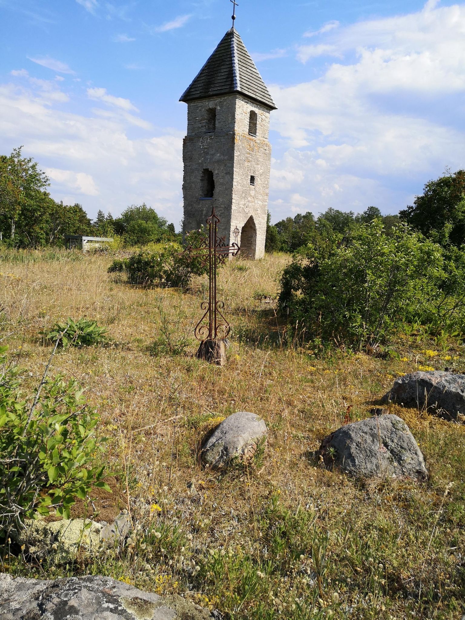 TORN: kirik oli Väike-Pakril olemas juba 1769. aastal, tänaseks on alles jäänud vaid torn, mis kõrgub väikse surnuaia üle.