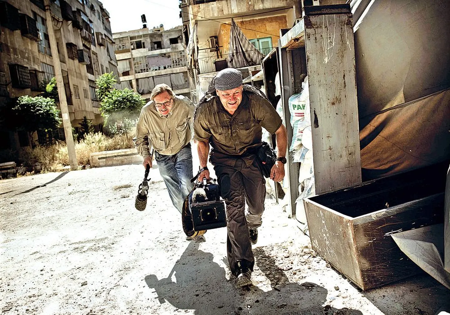 Веса Тойёнен (слева) и Ивар Хейнмаа под обстрелом в сирийском городе Алеппо.