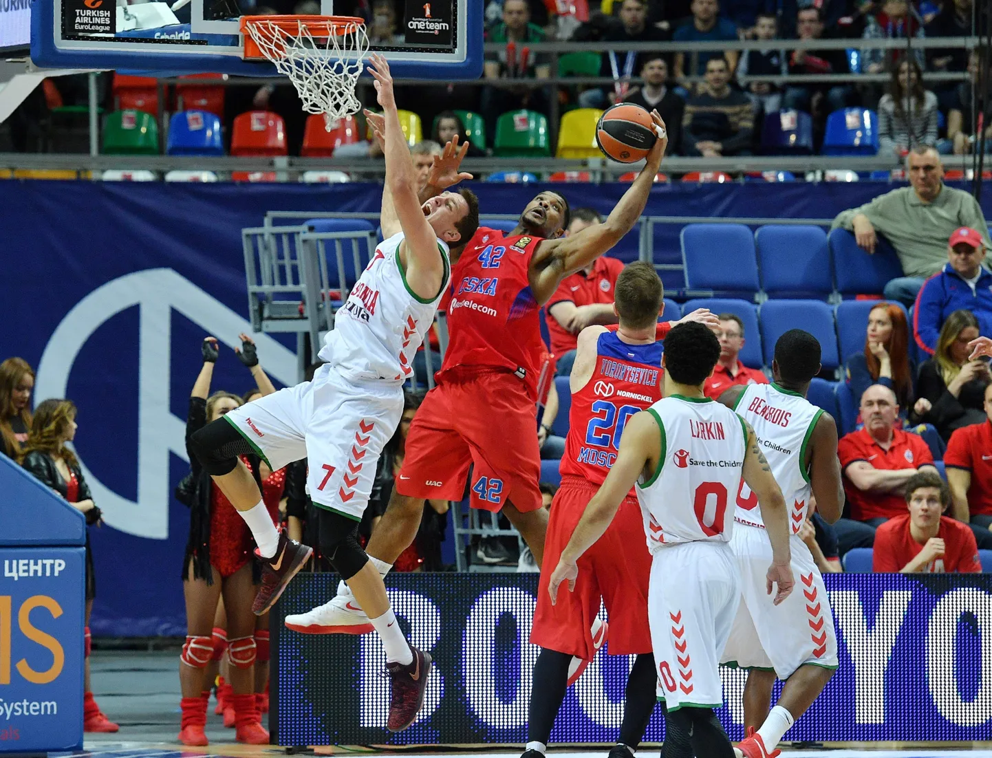 Kyle Hines (palliga) kohtumises Baskonia vastu.