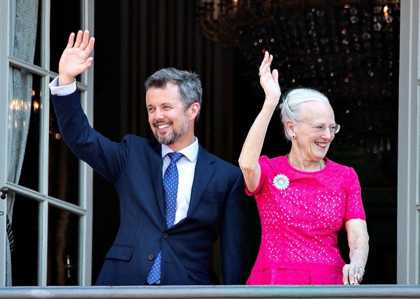 Taani kroonprints Frederik ja kuninganna Margrethe Amalienborgi lossi rõdul. FOTO: Henning Bagger/ritzau Scanpix/reuters/scanpix