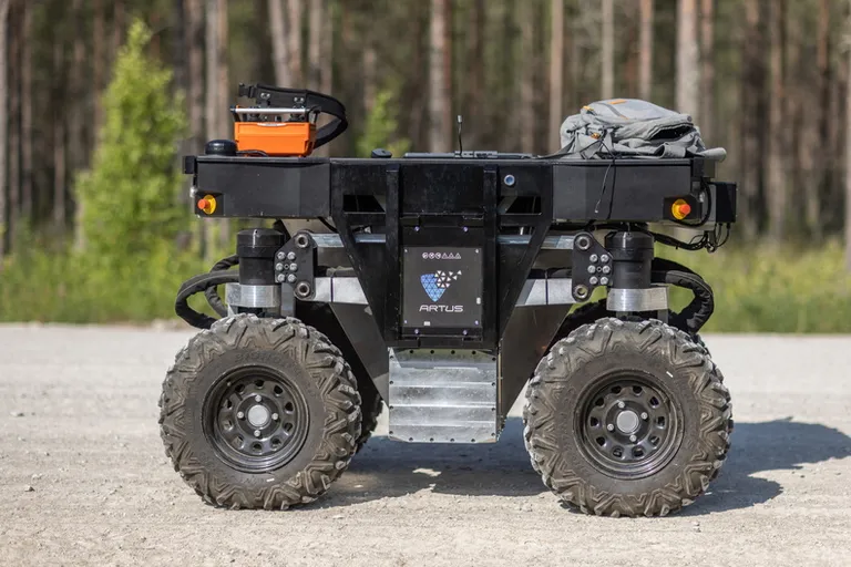 ARTUS tähendab autonoomset maastikutranspordi liikurite sülemit. Euroopa Liidu parvlevate sõjamasinate projekti, mille eelarve on ligikaudu 1,5 miljonit eurot, taga on ettevõtete konsortsium Saksamaalt, Prantsusmaalt ja Austriast.