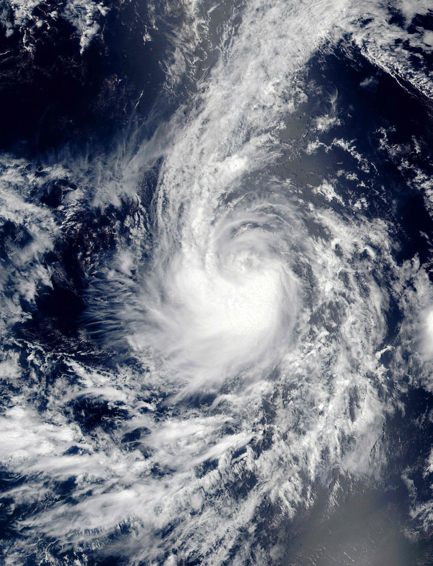 NASA satelliitpilt Hawaiile lähenevast Madeleine orkaanist.