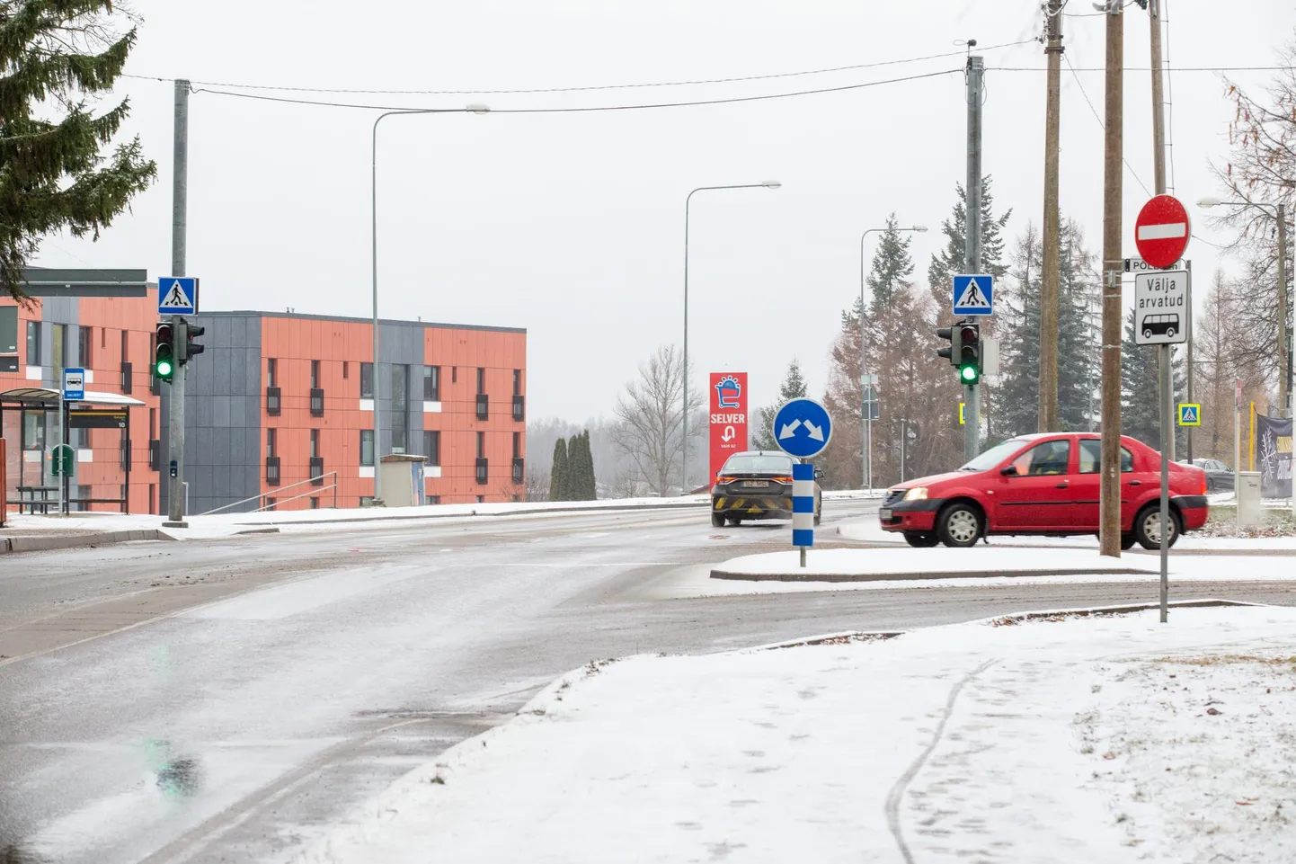 Põllu ja Puiestee tänava ristmikule juulis paigaldatud foorid vahetatakse välja.