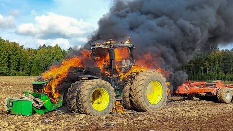 FOTOD ⟩ Põllutöö lõppes põrguliku vaatepildiga: leekides traktor plahvatas päästjate silme all