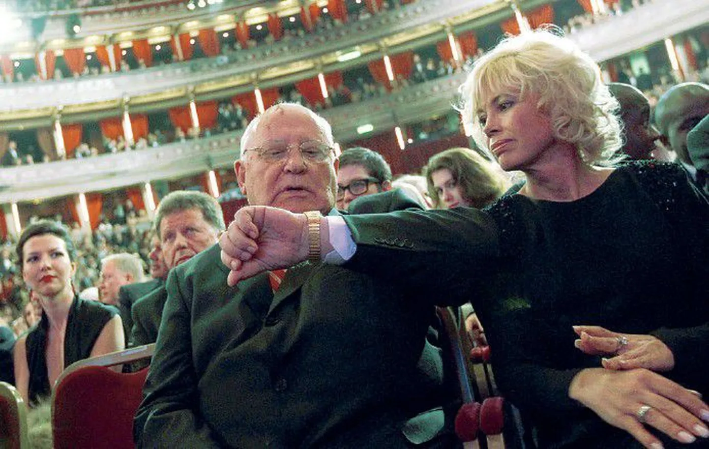 В ожидании гала-концерта: бывший советский лидер Михаил Горбачев (в цент­ре) пришел на вечер в сопровождении своей дочери Ирины Вирганской, которая является вице-президентом Горбачев-фонда.