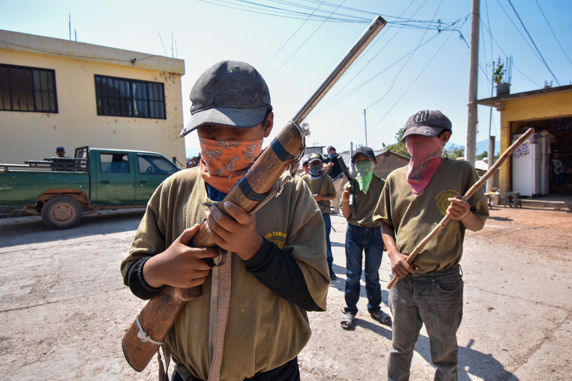 Mehhiko Guerrero osariigis asuva Ayahualtempa küla omakaitseüksus kaasab tegevusse ka lapsi, neist noorimad vaid kuueaastased. Nädalavahetusel korraldas narkojõukudele vastu astuv omakaitse meediale esitluse, kus mängurelvade ja puukaigastega lapsed marssisid koos relvastatud täiskasvanutega.