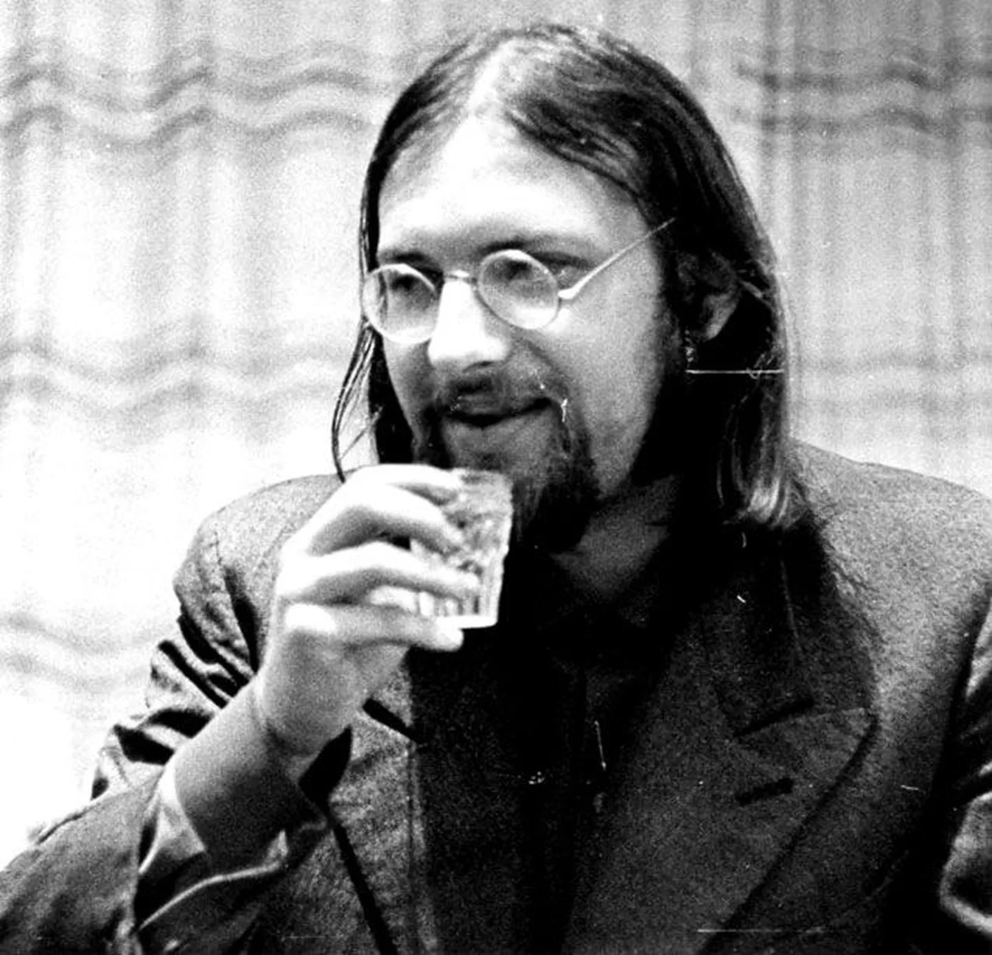 Hipiajastu näitus ei saa läbi Aleksander Müllerita, kes kandis 1970. aastatel pikki juukseid ja Lennoni-prille. Sellisena on teda pildistanud Vaino Vahing.