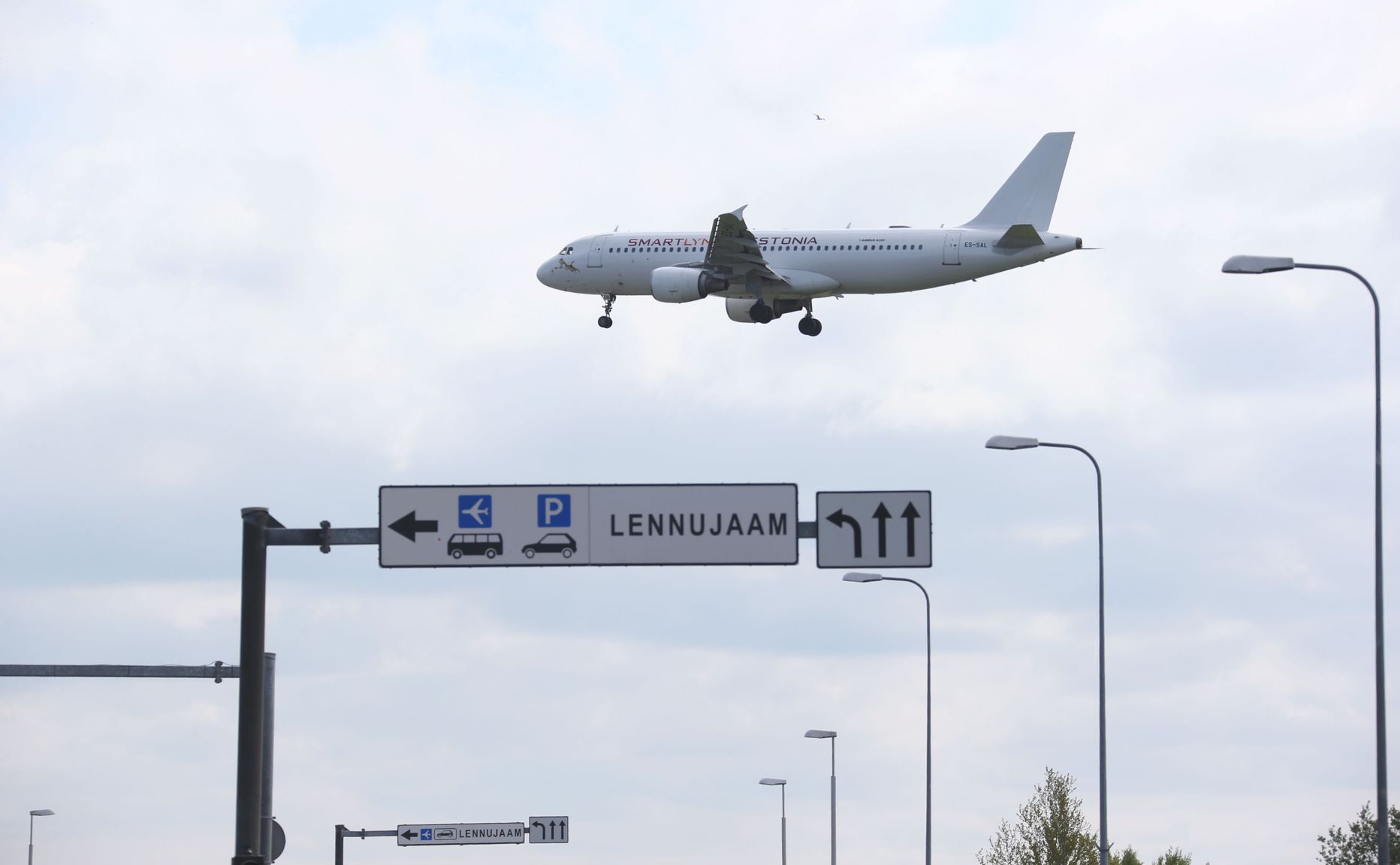 Smartlynx lennuk maandumas Tallinna lennuväljale. Illustreeriv foto.