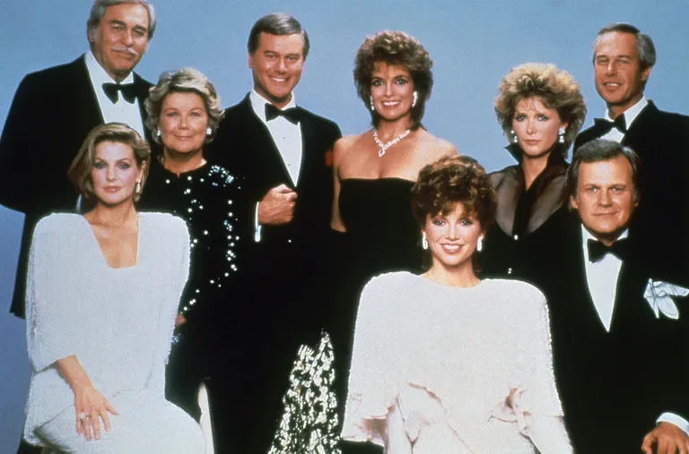 «Dallase» näitlejad 1983. aasta fotol. Tagumine rida vasakult: Howard Keel, Barbara Bel Geddes, Larry Hagman, Linda Grey, Susan Howard ja Steve Kanaly. Esimene rida vasakult: Priscilla Presley, Victoria Principal ja Ken Kercheval