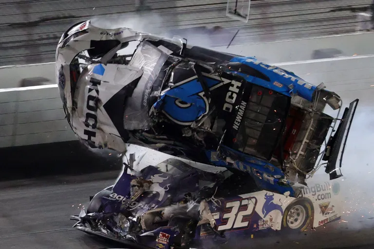 Ryan Newman ületas finišijoone katusel.