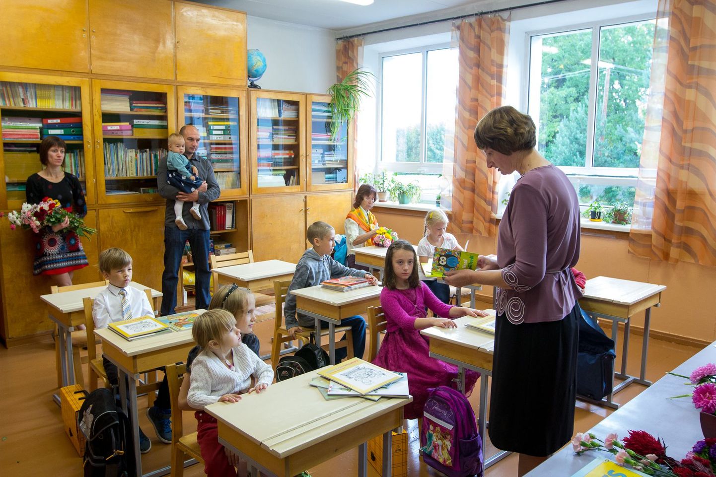 Esimese klassi klassijuhataja tund, kui õpetaja Marit Juks annab lastele kätte õnnitluskaardid kooliaasta alguse puhul.