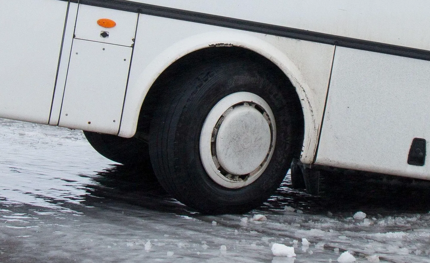 Bussiratas libedal teel. Pilt on illustreeriv.
