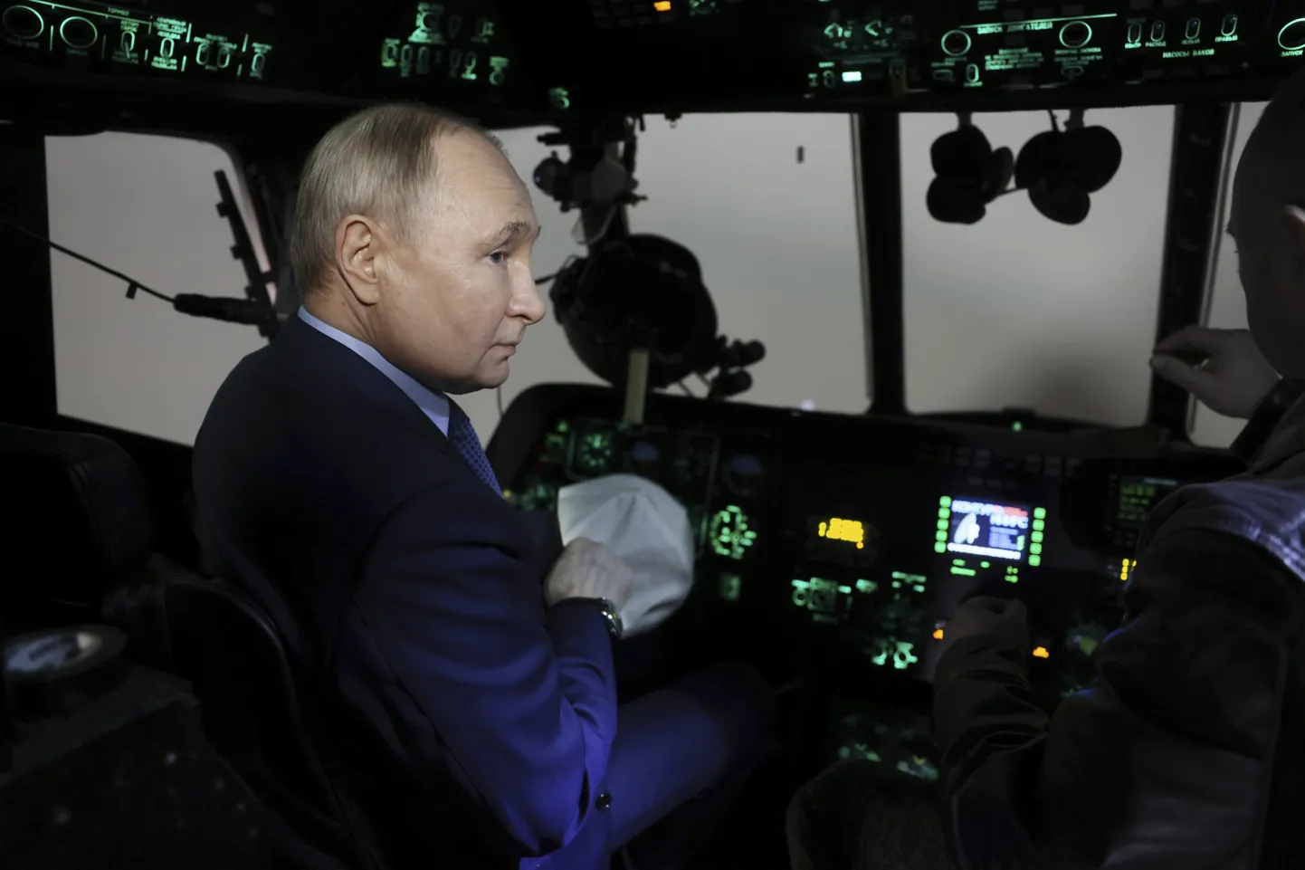 Vladimir Putin helikopteri kokpitis, külastades Venemaa õhuvägede baasi. 27. märts 2024.