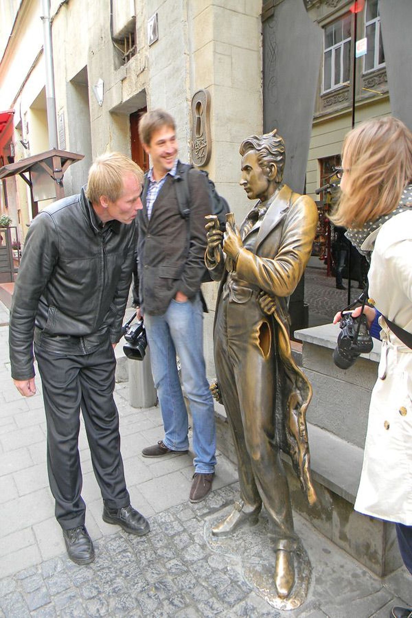 У туристов очень популярен установленный в 2008 году памятник уроженцу Львова знаменитому писателю Леопольду фон Захер-Мазоху, выполненный не без юмора — на груди у него вделана лупа с эротической картинкой, а заглянув в карман брюк, можно увидеть гениталии.