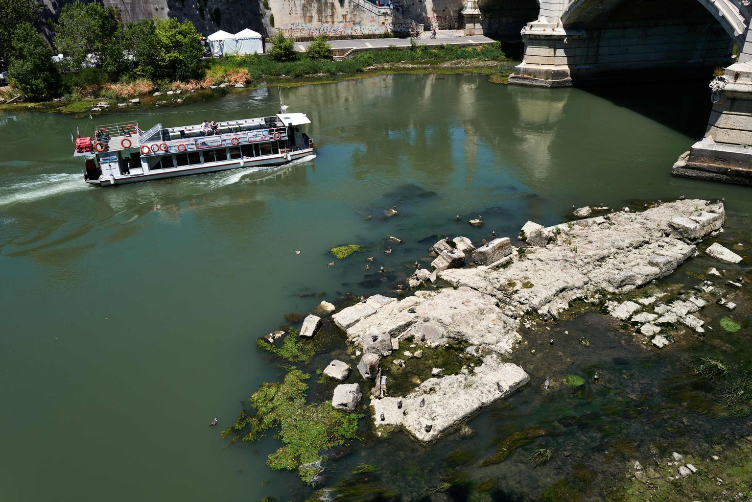 Itaalia pealinnas Roomas paljastas põud Tiberi jões Vana-Rooma keisri Nero järgi nimetatud silla Pons Neronianuse jäänused