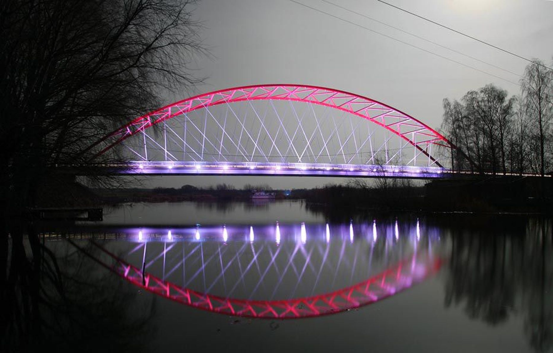 Kui Emajõe sild 2009. aastal valmis, sai see külge imelise valgusmängu.