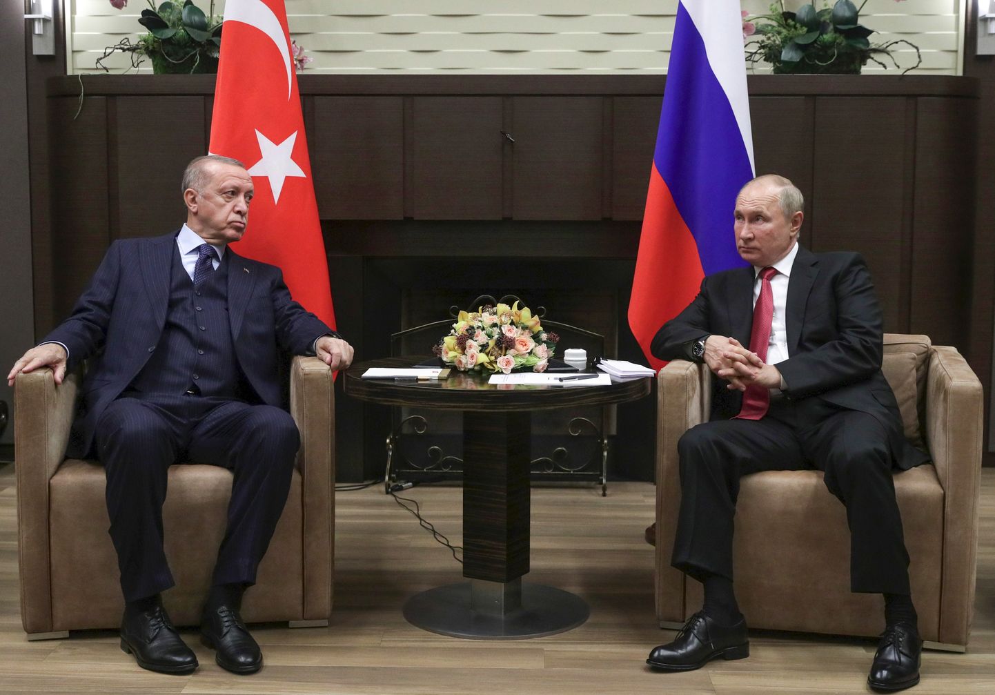 Krievijas prezidents Vladimirs Putins un Turcijas prezidents Redžeps Tajips Erdogans abi atzinīgi novērtējuši trešdienas sarunas Sočos.