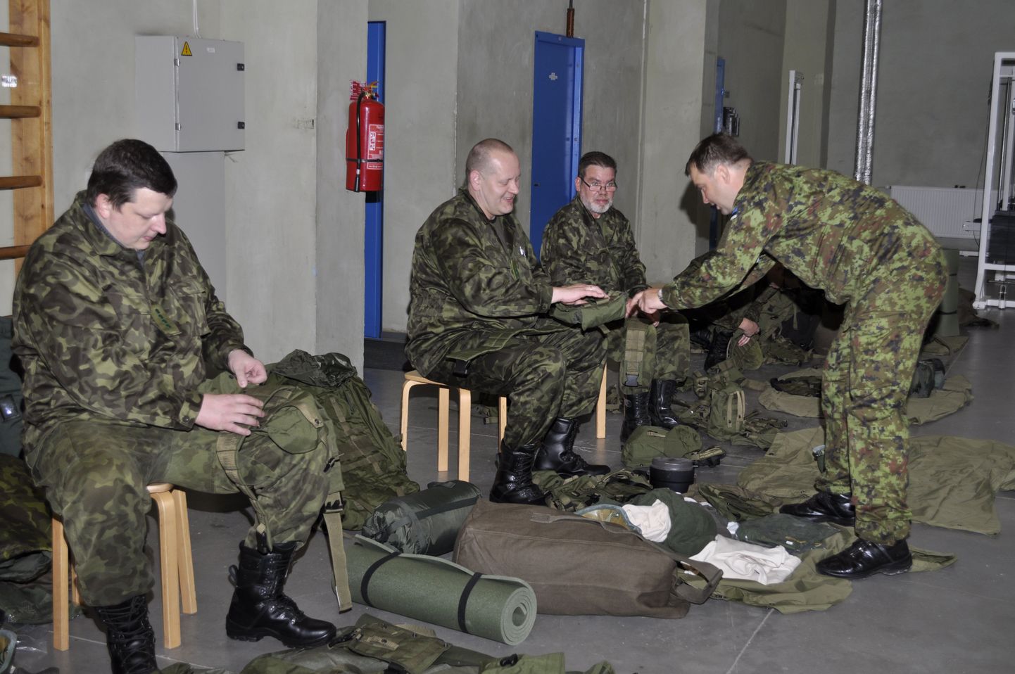 Reservväelased meenutasid rakmete ja varustuse komplekteerimist vanemveebel Heinsoo (paremal) juhendamisel.