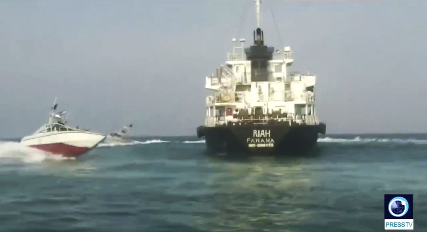 Iraani revolutsioonikaardi alused Panama tankeri MT Riah ümber.