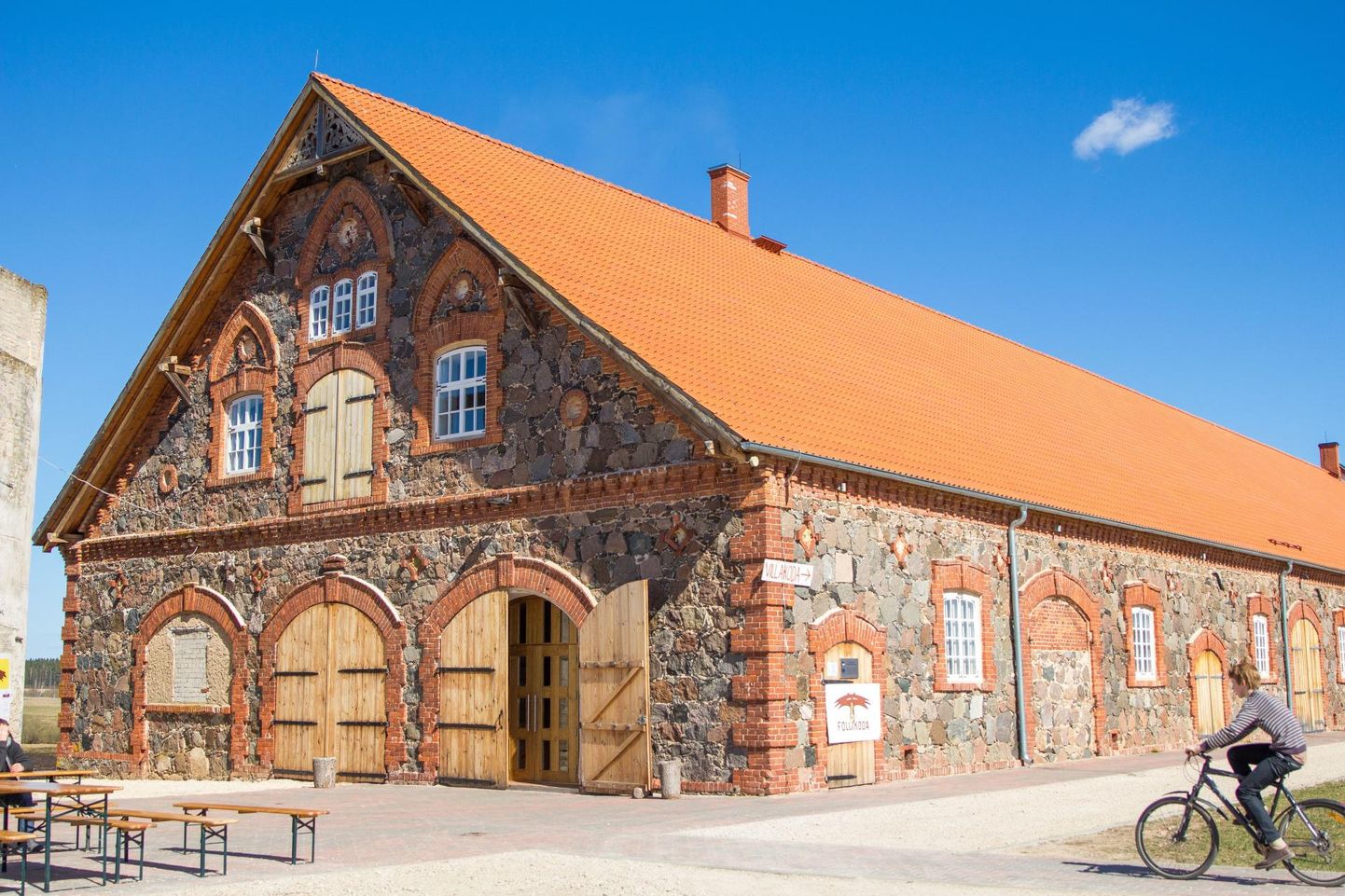 Mooste mõisakompleks on Eesti üks uhkeimaid.