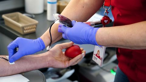 Plāno pārdalīt gandrīz 43 000 eiro Asinsdonoru centra personāla atalgojumam