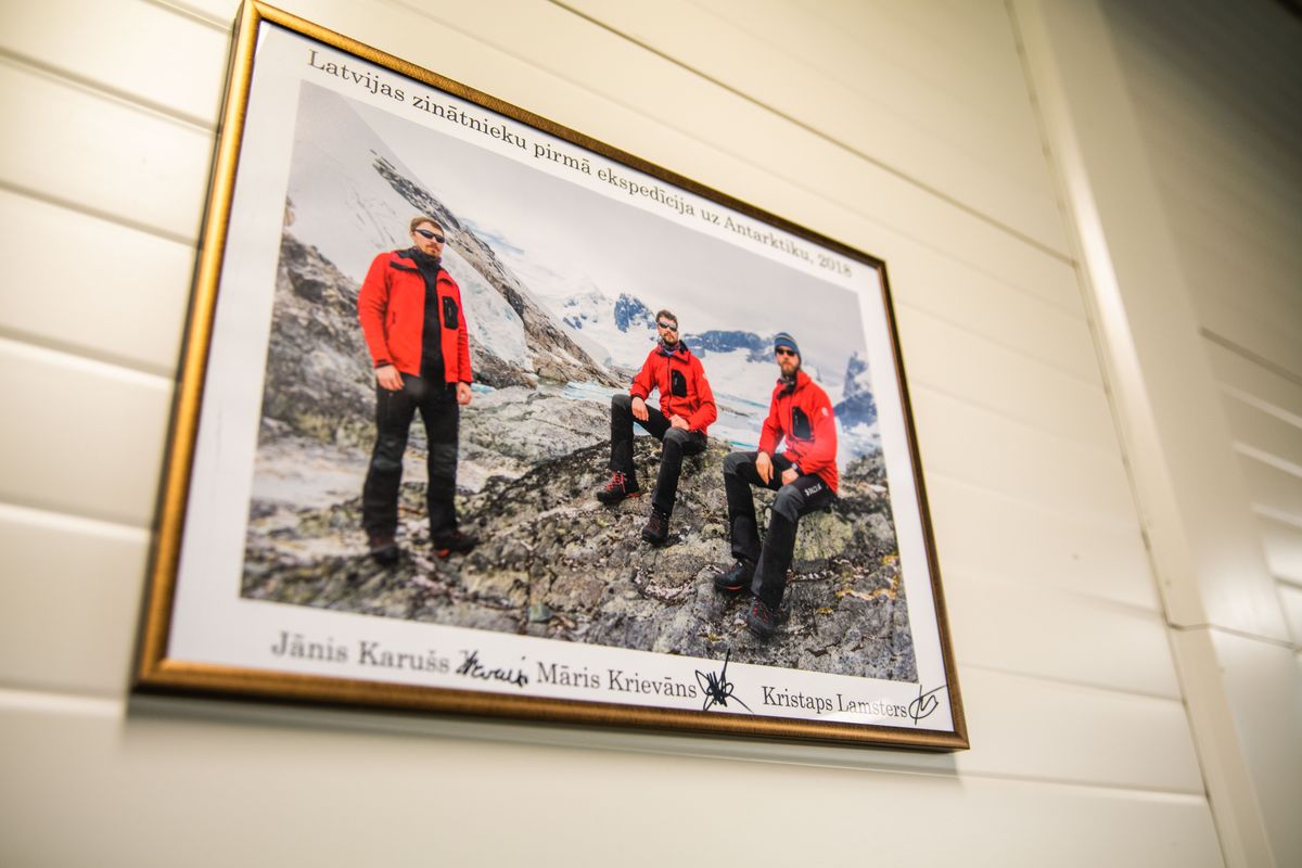 Постер с исследователями в Антарктиде в одежде Spectre Latvia