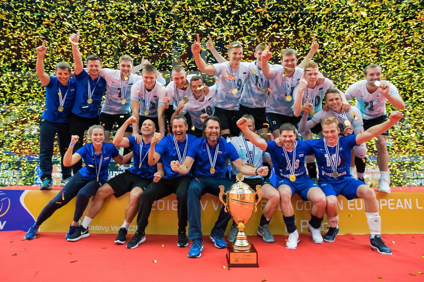 Võrkpallikoondise peatreener Gheorghe Creţu (alumises reas keskel) tunneb rõõmu Eesti võrkpalli üldise arengu üle.